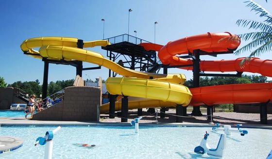 पानी के खेल पार्क खेल उपकरण एकल फाइबरग्लास आउटडोर पूल बच्चों के लिए बड़े सर्पिल स्लाइड सेट