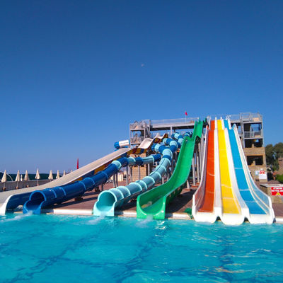अच्छी कीमत Outdoor Fiberglass Water Park Slide with 6-8mm Thickness and Customized Size for Long Service Life Over 10 Years ऑनलाइन