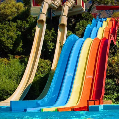 अच्छी कीमत Customized Size Fiberglass Water Park Slide with 6-8mm Thickness and Over 10 Years Service Life ऑनलाइन