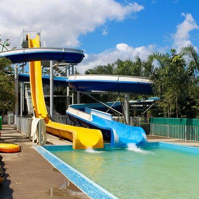 अच्छी कीमत High Speed Racing Fiberglass Water Park Slide with 6-8mm Thickness and Over 10 Years Service Life ऑनलाइन